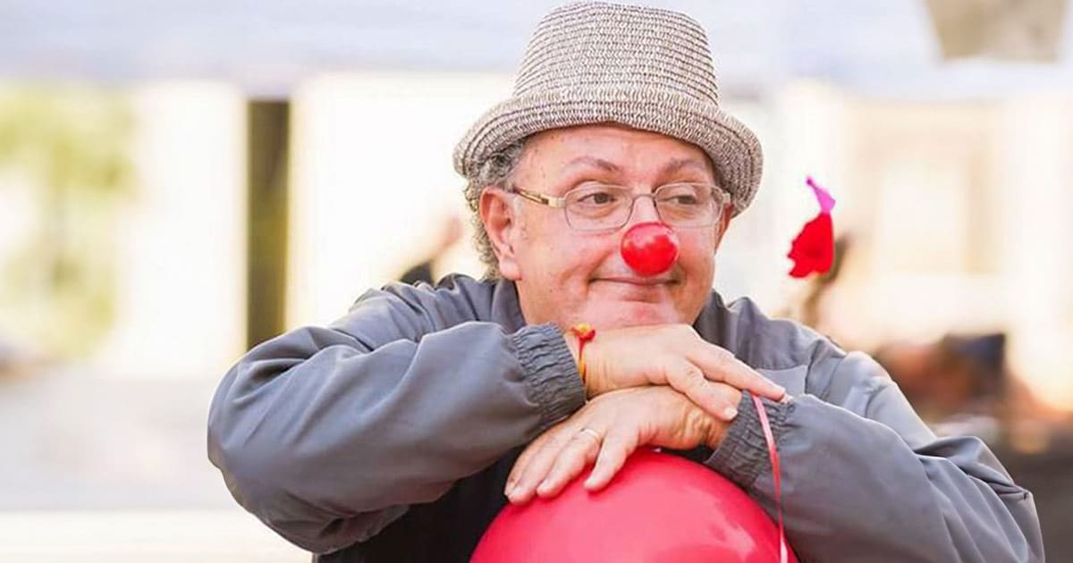 Rodolfo Matto, il &ldquo;dottore del sorriso&rdquo; che cura con la risata, nominato Ufficiale al Merito